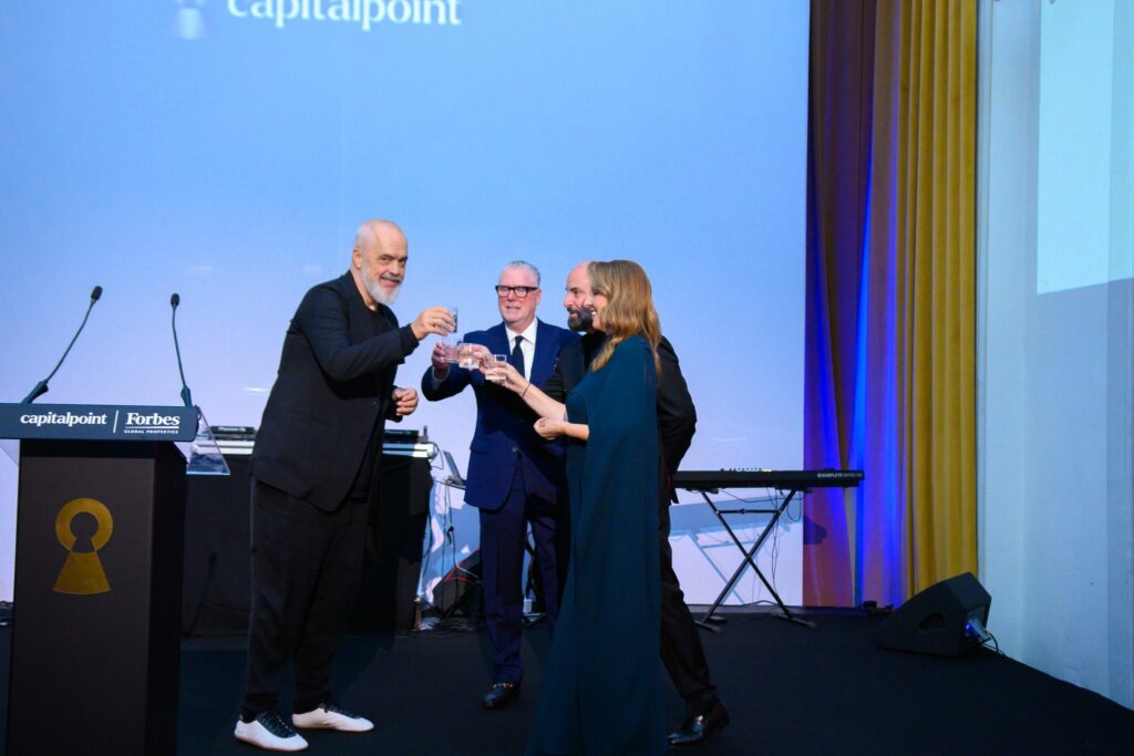 forbes global properties - kryeministri shqiptar dhe perfaqsueset e capital point duke ngritur dolli